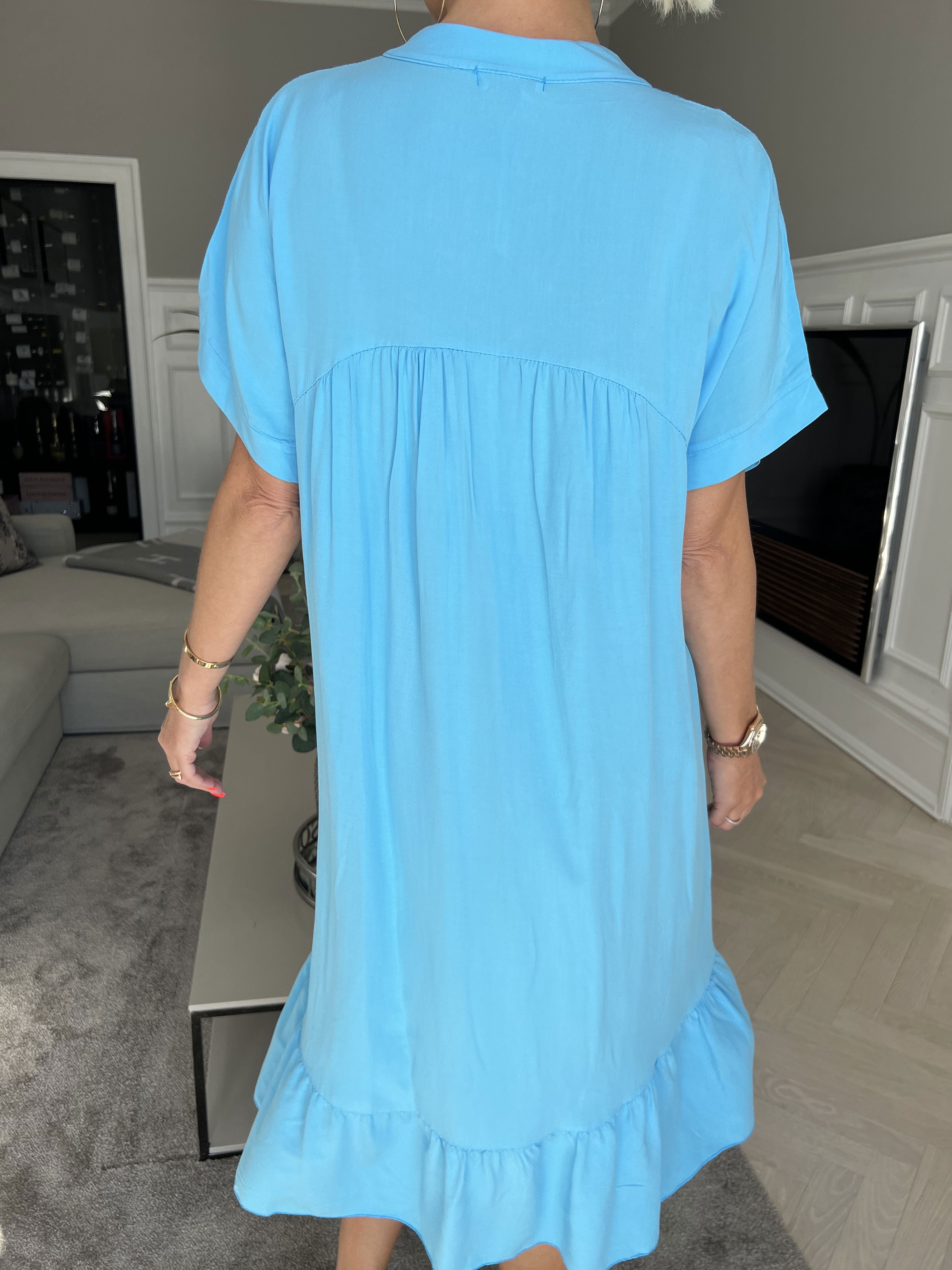 Cecil - Klänning i viskos med paljetter och ruffig fåll